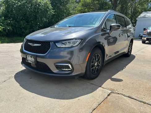 Used 2022 Chrysler Pacifica Touring-L FWD image 4