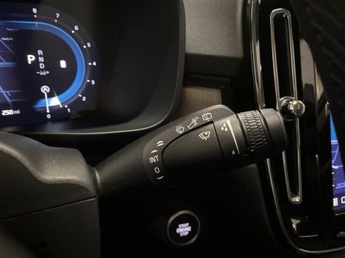 Used 2025 Volvo XC40 B5 Plus image 42