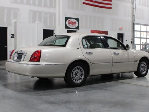 Used 1999 Lincoln Town Car Cartier RWD image 24