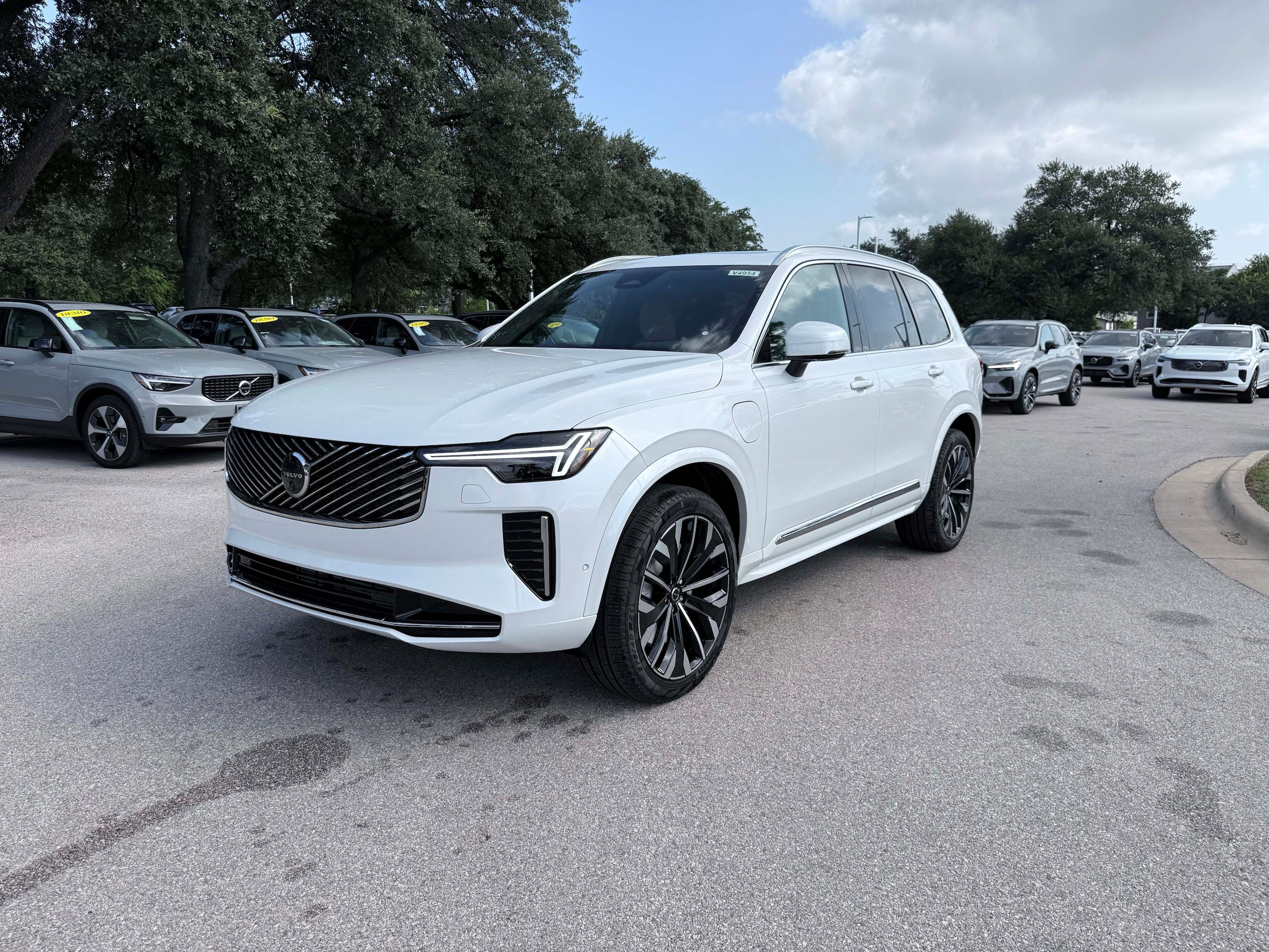 New 2026 Volvo XC90 T8 Plus w/ Protection Package Premier AWD/4WD image 9