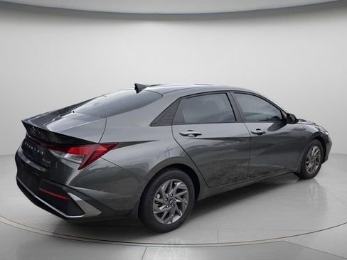 Used 2024 Hyundai Elantra SEL FWD image 6