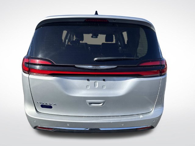Used 2024 Chrysler Pacifica Touring-L FWD image 4