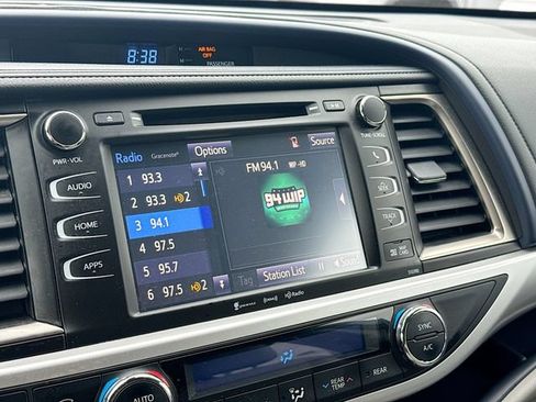 Used 2019 Toyota Highlander XLE AWD/4WD image 14