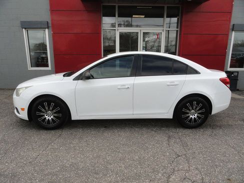 Used 2013 Chevrolet Cruze LS FWD image 5