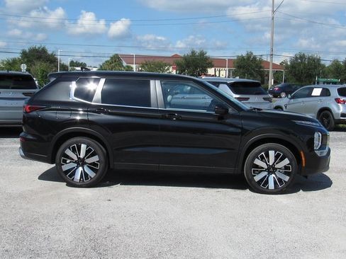 New 2025 Mitsubishi Outlander SE image 2