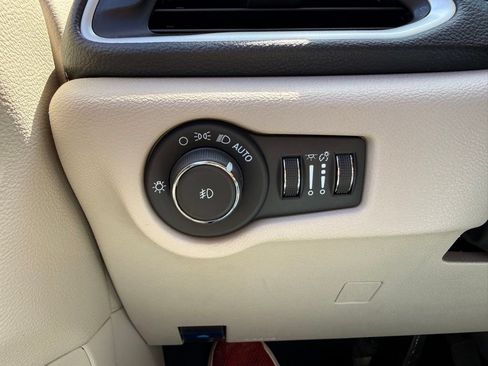 Used 2023 Chrysler Pacifica Touring-L FWD image 40