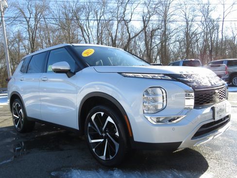 Used 2023 Mitsubishi Outlander SE image 3