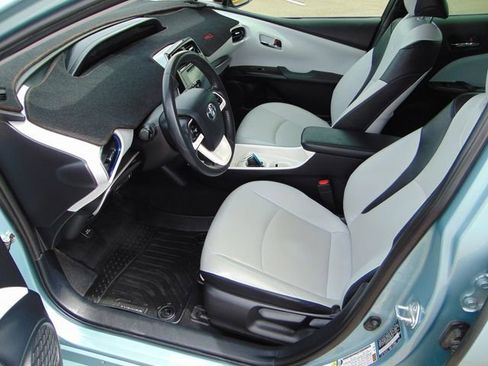 Used 2017 Toyota Prius Three Touring w/ Carpet Mat Package FWD image 10