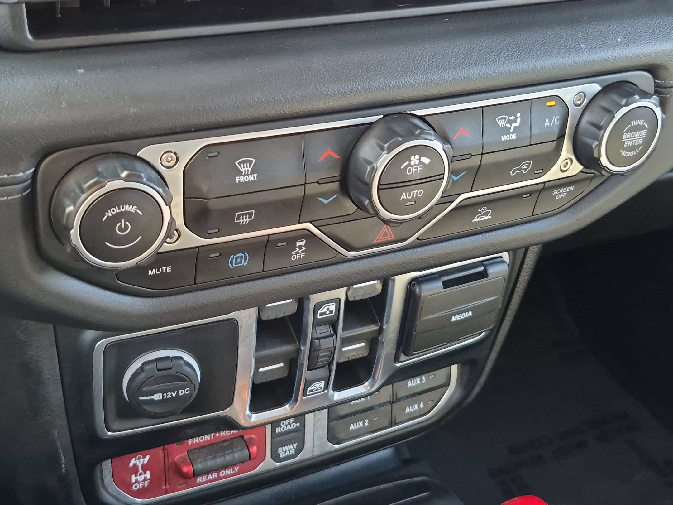 Used 2024 Jeep Wrangler Unlimited Rubicon 4xe AWD/4WD image 22