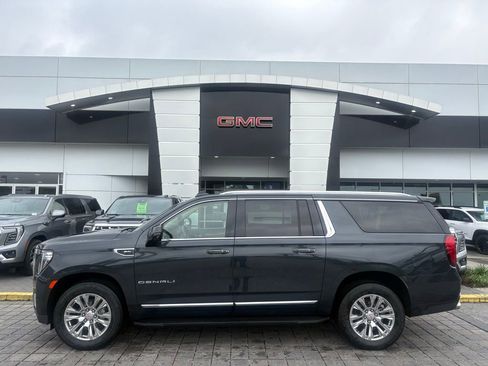 Used 2022 GMC Yukon XL Denali RWD image 1
