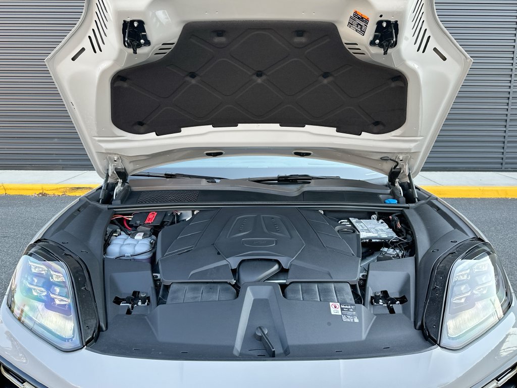 Certified 2025 Porsche Cayenne AWD/4WD image 32