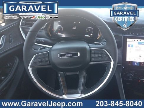 Used 2025 Jeep Grand Cherokee Limited image 13