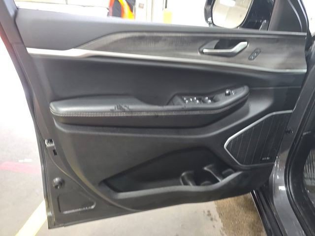 Used 2022 Jeep Grand Cherokee L Limited AWD/4WD image 9
