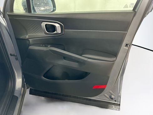 Used 2024 Kia Sorento S image 32