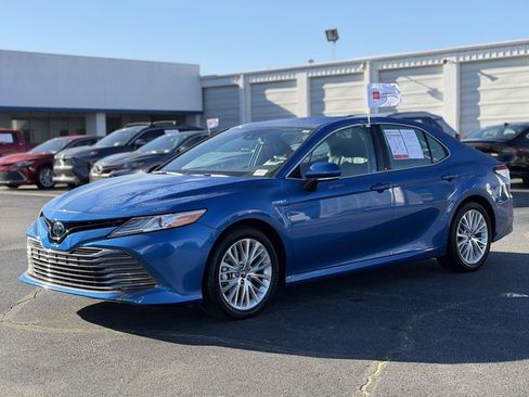 Used 2020 Toyota Camry XLE image 4