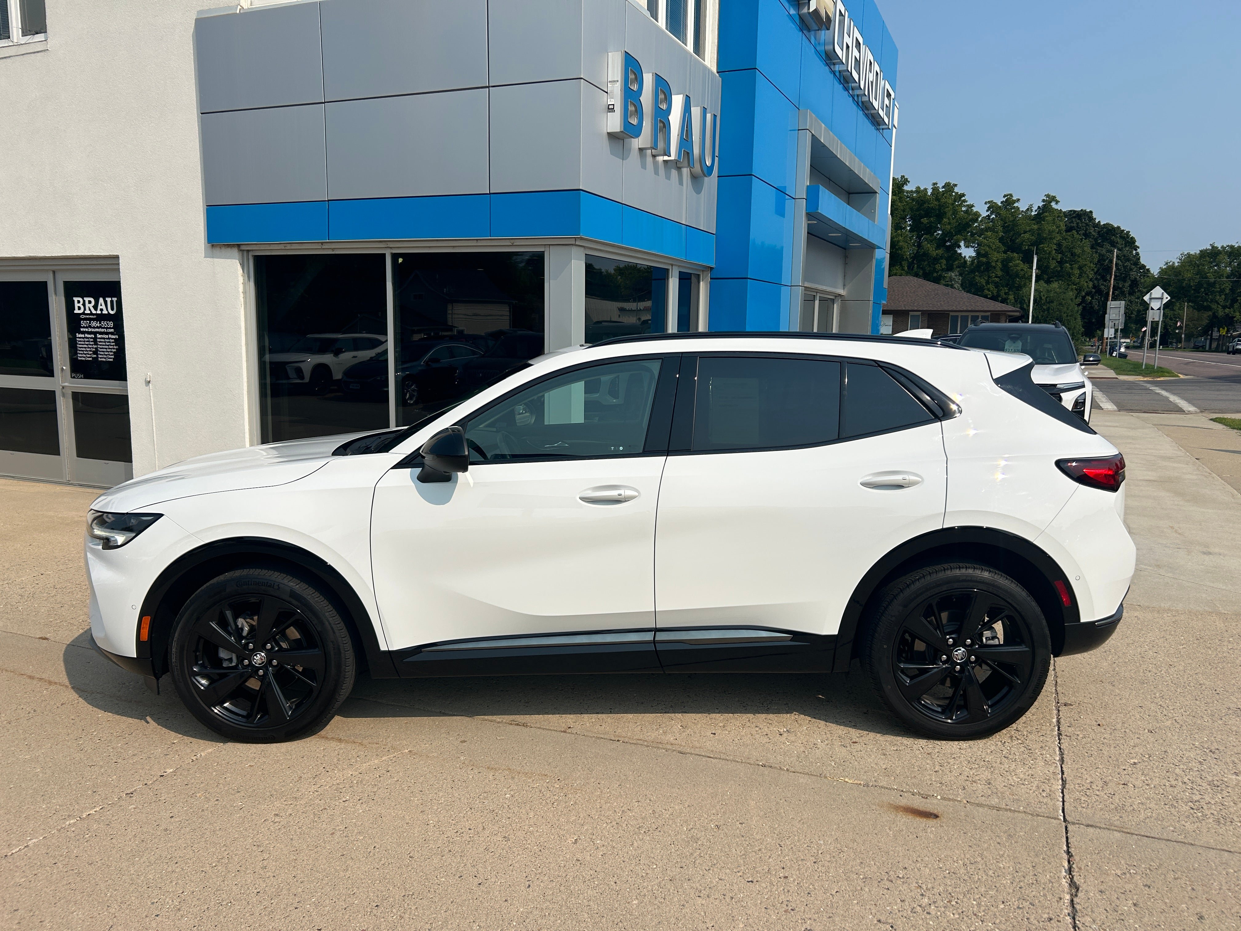 Used 2022 Buick Envision Essence w/ Technology Package II AWD/4WD image 1