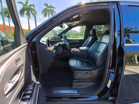 Used 2022 Cadillac Escalade ESV Luxury RWD image 5