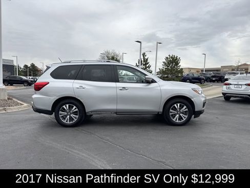 Used 2017 Nissan Pathfinder SV image 2