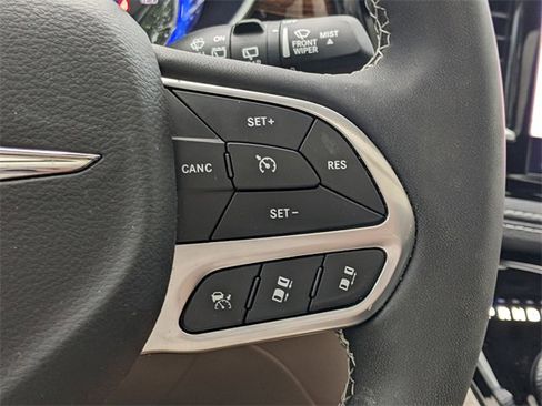 Used 2023 Chrysler Pacifica Limited image 23