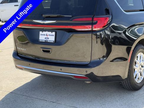 Used 2023 Chrysler Pacifica Touring-L image 9