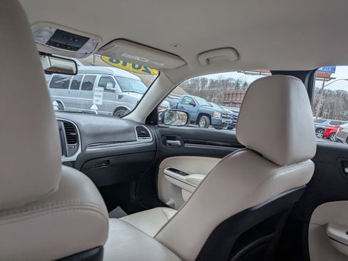 Used 2018 Chrysler 300 Limited image 22