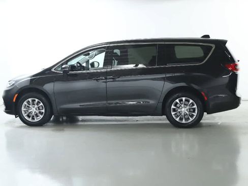 Used 2023 Chrysler Pacifica Touring-L image 38