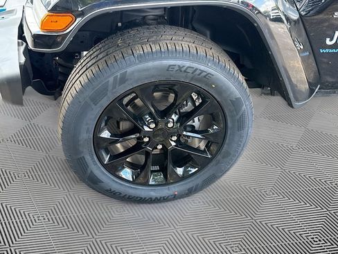 Used 2023 Jeep Wrangler Unlimited Sahara w/ Cold Weather Group AWD/4WD image 35