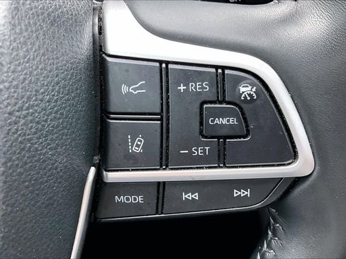 Used 2024 Toyota Highlander LE AWD/4WD image 22
