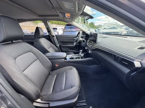 Used 2024 Nissan Altima 2.5 SV w/ SV Premium Package FWD image 8