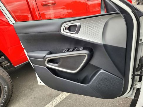 Used 2025 Kia Soul LX w/ LX Technology Package FWD image 26