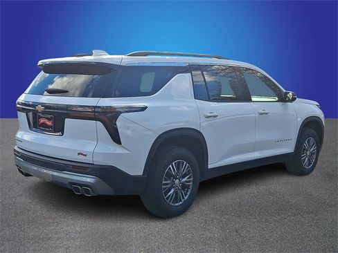 Used 2025 Chevrolet Traverse LT image 4