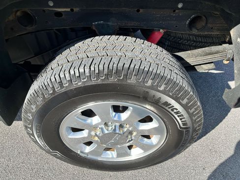 Used 2015 GMC Sierra 2500 SLT w/ Suspension Package, Off-Road image 9