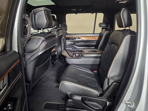 Used 2022 Jeep Grand Wagoneer Series III AWD/4WD image 25
