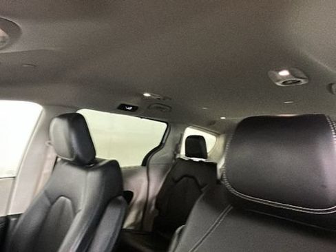 Used 2024 Chrysler Pacifica Touring-L FWD image 12