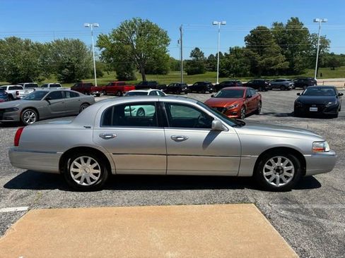 Used 2006 Lincoln Town Car Signature Limited RWD image 5