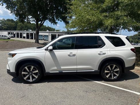 Certified 2025 Honda Pilot Touring image 4
