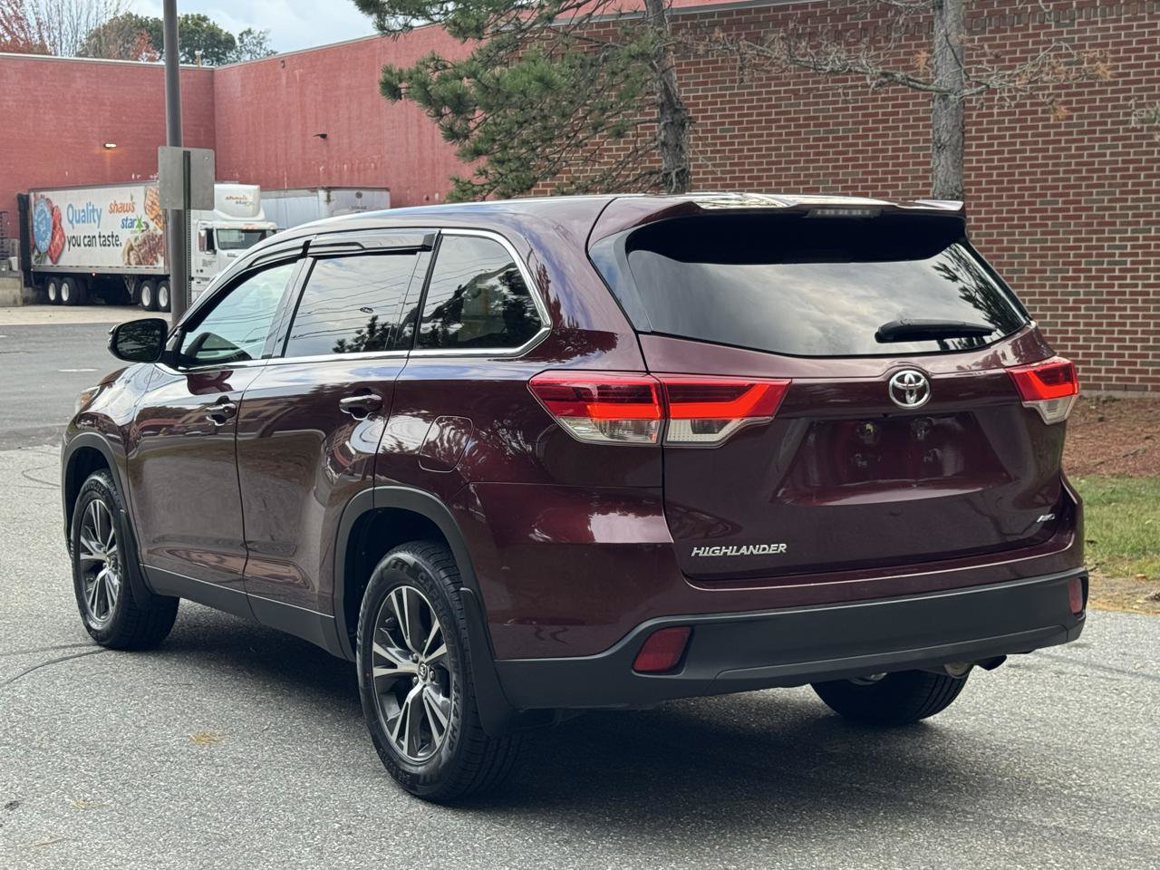Used 2019 Toyota Highlander LE AWD/4WD image 4