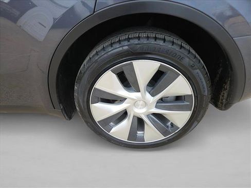 Used 2022 Tesla Model Y Long Range image 9