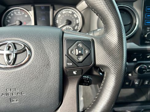 Used 2017 Toyota Tacoma TRD Off-Road w/ Premium & Technology Package image 13