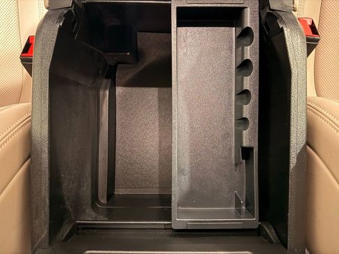 Used 2022 Ford Expedition XLT image 29