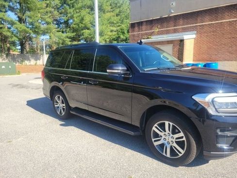 Used 2024 Ford Expedition XLT AWD/4WD image 3