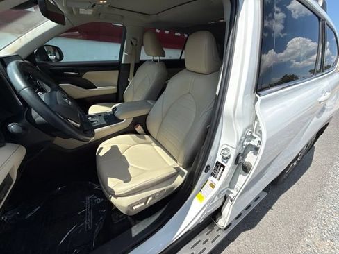 Used 2022 Toyota Highlander XLE FWD image 5