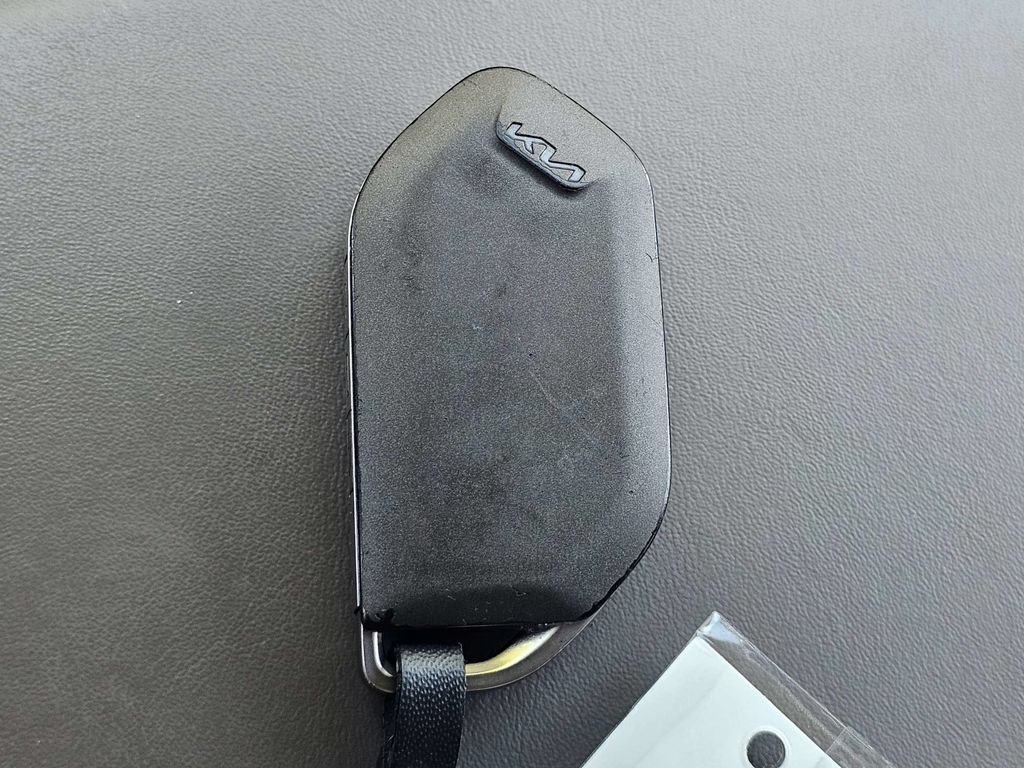 Used 2025 Kia Carnival FWD image 28