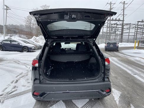 Used 2023 Toyota Corolla Cross SE w/ Moonroof Package image 13