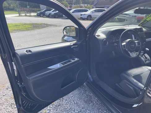 Used 2016 Jeep Compass Latitude FWD image 15