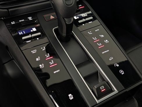 Certified 2026 Porsche Macan image 33