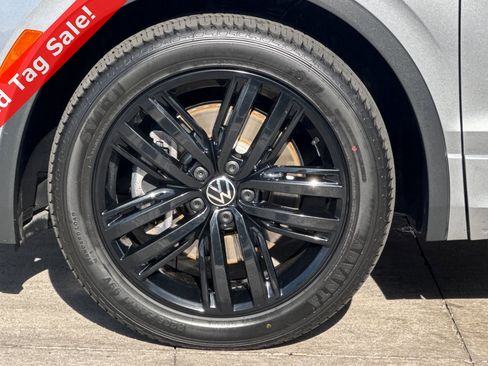 Certified 2022 Volkswagen Tiguan SE R-Line image 27