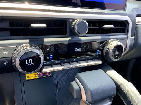 Used 2025 Toyota 4Runner Limited AWD/4WD image 33