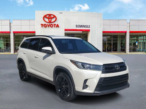 Used 2019 Toyota Highlander SE FWD image 2