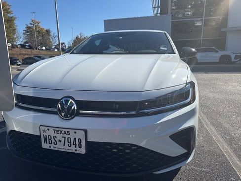 Used 2025 Volkswagen Jetta Sport image 8